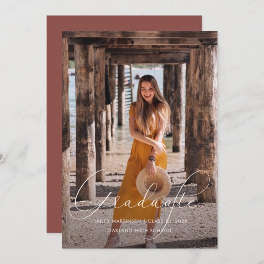 Elegante Script Burgundy Foto Graduation Party Einladung (Vorne/Hinten)
