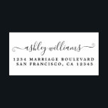Elegante Script Calligrafy Name Address Permastempel<br><div class="desc">Chic, moderne Rücksendeadresse mit einfachem Namen, selbstfarbige Briefmarke mit Ihrem Namen in eleganter handgeschriebener Schrift Kalligraphie und moderner Typografie. Fügen Sie einfach Ihren Namen und Ihre Adresse zu all Ihren Einladungen hinzu. Exklusiv für Sie entworfen von Happy Dolphin Studio. Wenn Sie Hilfe oder passende Produkte benötigen, kontaktieren Sie uns bitte...</div>