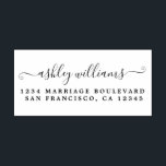 Elegante Script Calligrafy Name Address Permastempel<br><div class="desc">Chic, moderne Rücksendeadresse mit einfachem Namen, selbstfarbige Briefmarke mit Ihrem Namen in eleganter handgeschriebener Schrift Kalligraphie und moderner Typografie. Fügen Sie einfach Ihren Namen und Ihre Adresse zu all Ihren Einladungen hinzu. Exklusiv für Sie entworfen von Happy Dolphin Studio. Wenn Sie Hilfe oder passende Produkte benötigen, kontaktieren Sie uns bitte...</div>