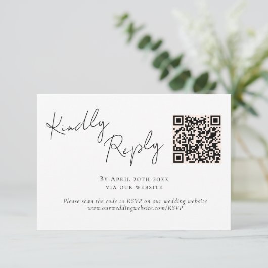 Elegante Script Calligraphy QR Code Wedding RSVP Karte (Stehend Vorderseite)