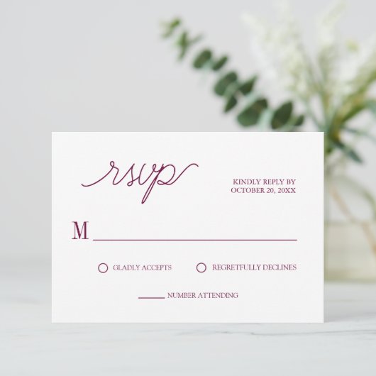 Elegante Script Chic Burgundy Minimale Hochzeit RSVP Karte (Stehend Vorderseite)