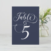 Elegante Script Classic Wedding Tischnummern (Stehend Vorderseite)