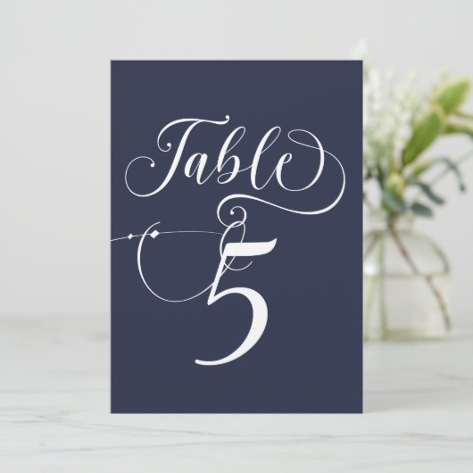 Elegante Script Classic Wedding Tischnummern (Stehend Vorderseite)