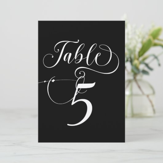 Elegante Script Classic Wedding Tischnummern (Stehend Vorderseite)