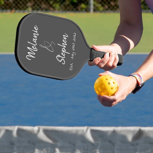 Elegante Script Couple Names Date Typogray Pickleball Schläger (InSitu)