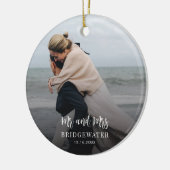 Elegante Script Couples Foto Minimalistisch Weihna Keramik Ornament (Links)