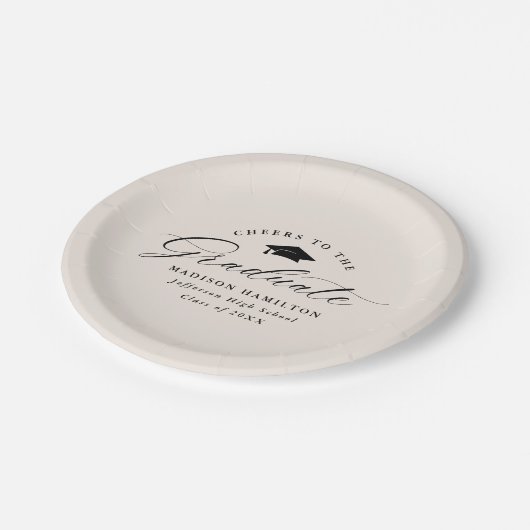 Elegante Script Cream Cheers to the Graduate Pappteller (Schrägansicht)