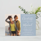 Elegante Script Dusty Blue Foto Engagement Party Einladung (Stehend Vorderseite)