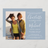 Elegante Script Dusty Blue Foto Engagement Party Einladung (Vorne/Hinten)