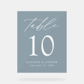 Elegante Script Dusty Blue Wedding Tischnummer Acrylschild (Vorderseite)
