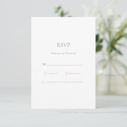 Elegante Script Dusty Blue & White RSVP Card (Stehend Vorderseite)
