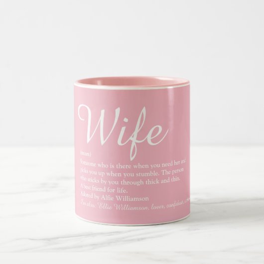 Elegante Script-Ehefrau Definition Girly Pink Fun Zweifarbige Tasse (Mittel)