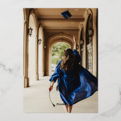 Elegante Script Foto Foil Graduation Party Folieneinladung (Rückseite)