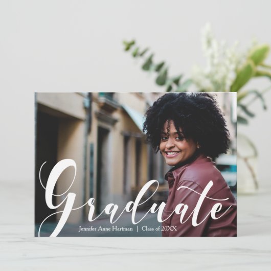 Elegante Script Foto Graduation Party Einladung (Stehend Vorderseite)