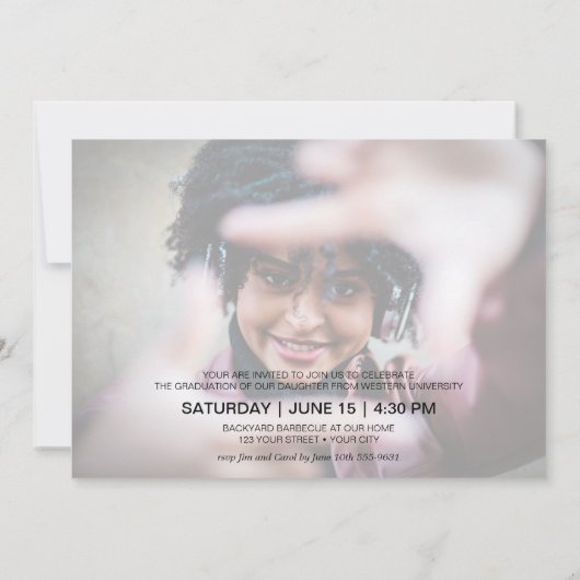 Elegante Script Foto Graduation Party Einladung (Rückseite)