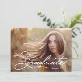 Elegante Script Foto Graduation Party Einladung (Stehend Vorderseite)