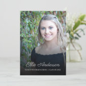 Elegante Script Foto Graduation Party Einladung (Stehend Vorderseite)