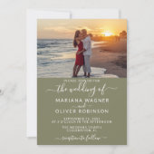 Elegante Script Foto Sage Green Wedding Einladung (Vorderseite)
