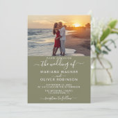 Elegante Script Foto Sage Green Wedding Einladung (Stehend Vorderseite)