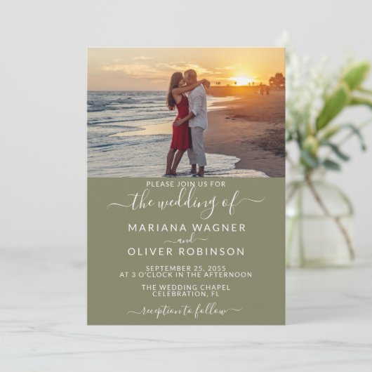 Elegante Script Foto Sage Green Wedding Einladung (Stehend Vorderseite)