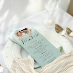 Elegante Script Foto Sage Green Wedding Menu Card Einladung<br><div class="desc">Printable Digital Download oder Printed Elegant Script Foto Sage Green Wedding Menü. Modernes Design mit einem Foto an der Oberseite hinter einer abgestuften, getönten Schicht, wobei der Text teilweise auf dem Bild nach unten überlagert ist. Der Haupt-Header ist in einem stilvollen Set-Skript und die Erholung des Textes können Sie leicht...</div>