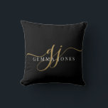 Elegante Script Gold Monogram Initials Name Schwar Kissen<br><div class="desc">Ein elegantes, modernes, stilvolles Kissen mit einem schwarzen Monogramm aus Gold mit einem dramatischen Schriftzeichen, das mit Swashes und Ihrem vollen Namen beginnt. Einfache Eleganz. Der Hintergrund hat einen visuell strukturierten Effekt. Gold auf schwarz.</div>