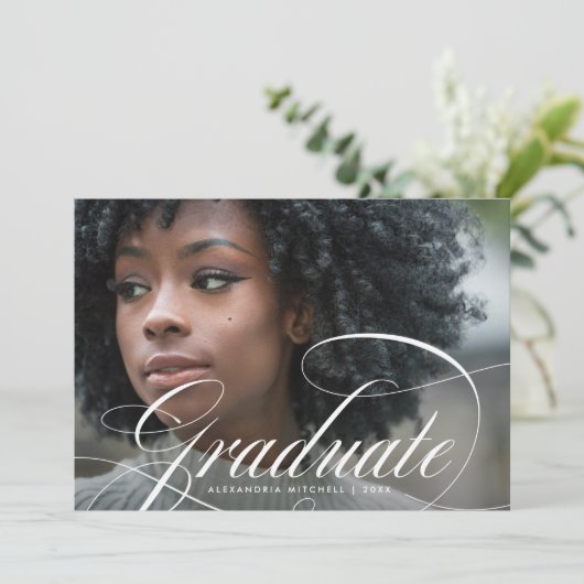 Elegante Script Graduate | Foto Grad Party Einladung (Stehend Vorderseite)