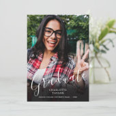 Elegante Script Graduate Foto Graduation Party Einladung (Stehend Vorderseite)