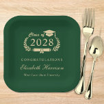 Elegante Script Green Gold Graduation Party Pappteller<br><div class="desc">Elegante grüne und goldene Graduierungsparty mit Tellern der "Klasse der" in einem Lorbeerkranz mit Gradmütze und Diplom,  dem Namen des Absolventen in einer formalen Schrift,  und "Glückwunsch" und ihrem Schulnamen in der modernen klassischen Typografie.</div>