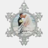 Elegante Script Liebe Hochzeit Foto Mr. and Mrs. Schneeflocken Zinn-Ornament (Vorderseite)