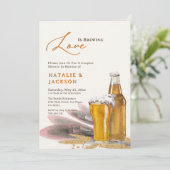Elegante Script-Liebe ist Brewing Couples Shower Einladung (Stehend Vorderseite)