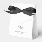 Elegante Script Monogram Black & White Wedding Geschenkschachtel (Vorderseite)