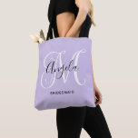 Elegante Script Monogram Pale Lavender Bridesmaid Tasche<br><div class="desc">Girly personalisierte Monogramm mit extravaganter Kalligraphie-Script-Paarung in blassem Lavendel,  Schwarz und Weiß. Erstellen Sie Ihr eigenes Dankeschön für ein Brautjungfrau. Passen Sie die Hintergrund- und Schriftart-Farben an,  um Ihre Hochzeitspalette anzupassen. Der extravagante blüh,  der Teil des Monogramms ist,  muss möglicherweise für Ihre Initialzündung neu zentriert werden.</div>