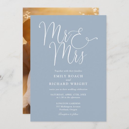 Elegante Script Mr. and Mrs. Foto Dusty Blue Weddi Einladung (Vorne/Hinten)