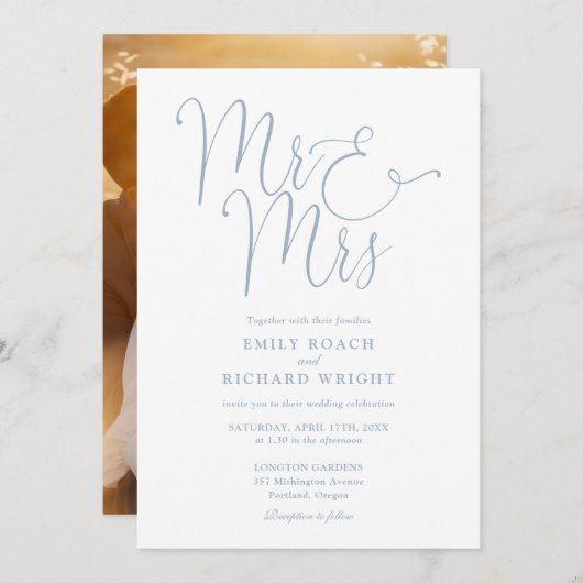 Elegante Script Mr. and Mrs. Foto Dusty Blue Weddi Einladung (Vorne/Hinten)