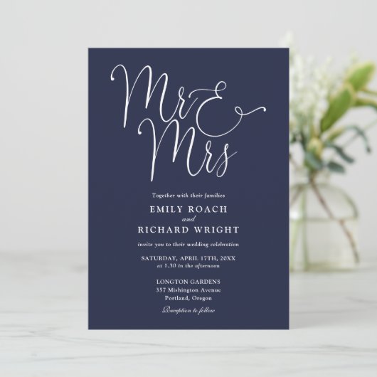 Elegante Script Mr. and Mrs. Foto Navy Blue Weddin Einladung (Stehend Vorderseite)