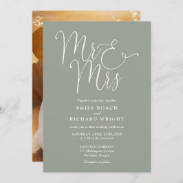 Elegante Script Mr. and Mrs. Foto Sage Green Weddi Einladung