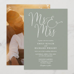 Elegante Script Mr. and Mrs. Foto Sage Green Weddi Einladung