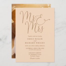 Elegante Script Mr. and Mrs. Foto Soft Peach Weddi Einladung