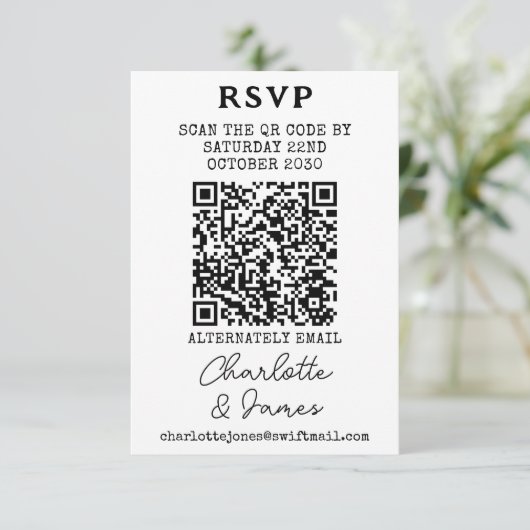 Elegante Script Mr. and Mrs. QR Code RSVP Card (Stehend Vorderseite)