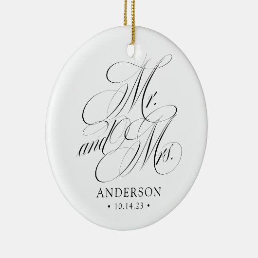 Elegante Script Mr. und Mrs. Newlywed Christmas Keramik Ornament (Rechts)