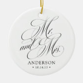 Elegante Script Mr. und Mrs. Newlywed Christmas Keramik Ornament (Vorne)