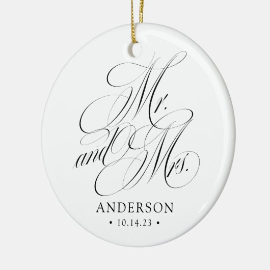 Elegante Script Mr. und Mrs. Newlywed Christmas Keramik Ornament (Links)