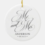 Elegante Script Mr. und Mrs. Newlywed Christmas Keramik Ornament (Hinten)