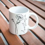 Elegante Script Name Poppy August Birth Blume Kaffeetasse<br><div class="desc">Elegante,  minimalistische und moderne schwarze Hand gezeichnete Mohnblüte Blume,  August Geburtsmonat Blume mit individualisierbarem Namen in elegantem Drehbuch,  personalisiertes Geschenk für jeden Anlass,  einschließlich Geburtstage,  Geschenke für Brautmädchen,  beste Freunde,  Weihnachten und mehr.</div>