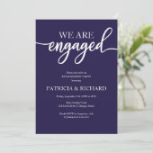 Elegante Script Navy Blue Engagement Party Einladung (Stehend Vorderseite)