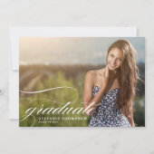 Elegante Script Overlay Foto Graduation Party Einladung (Vorderseite)