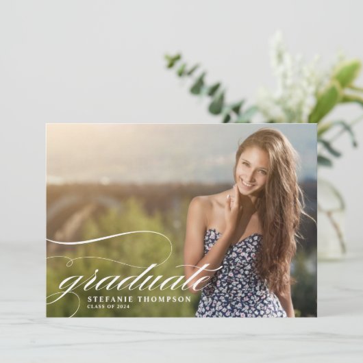 Elegante Script Overlay Foto Graduation Party Einladung (Stehend Vorderseite)