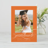 Elegante Script QR Code Foto Graduation Party Einladung (Stehend Vorderseite)