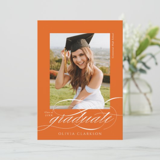 Elegante Script QR Code Foto Graduation Party Einladung (Stehend Vorderseite)